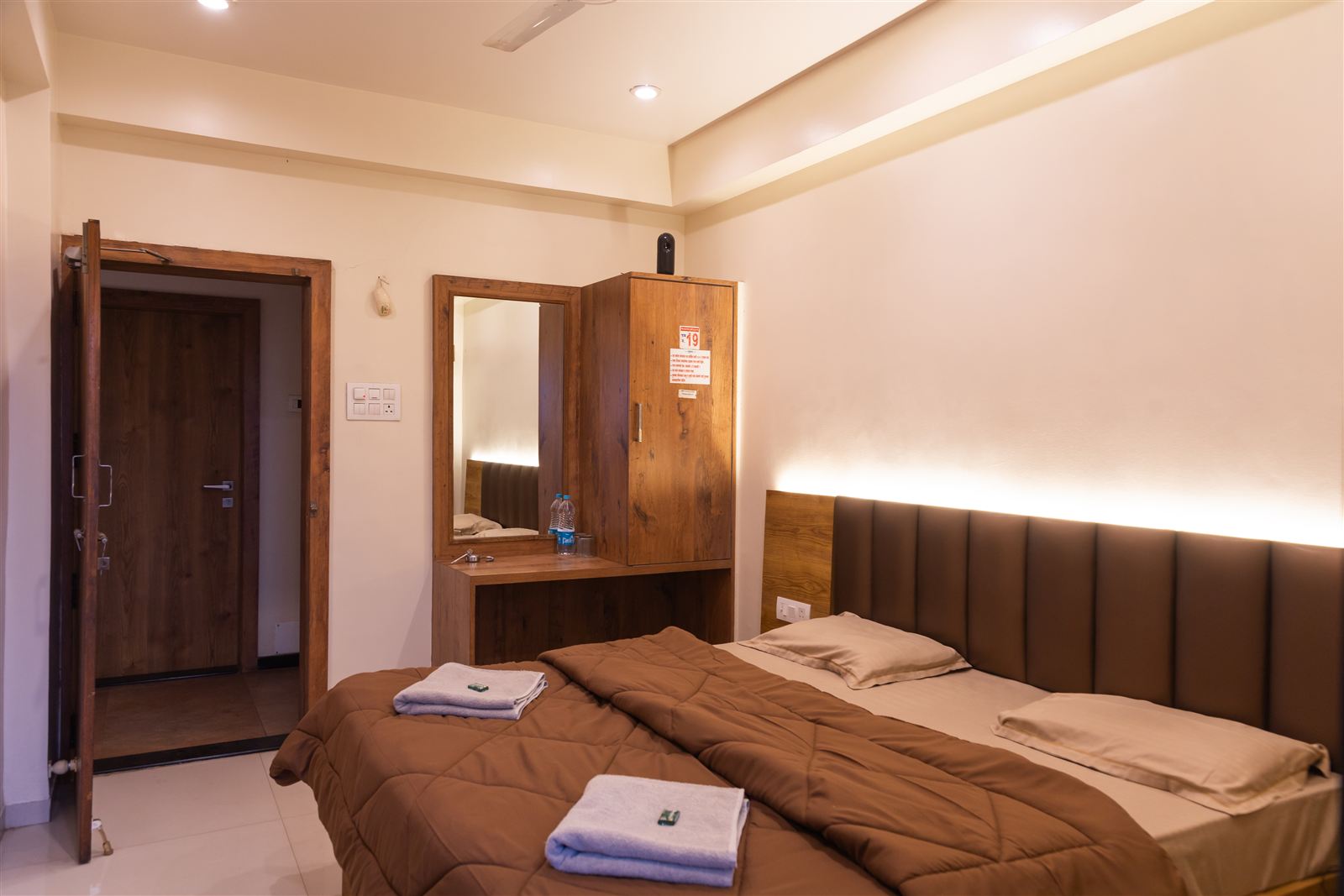 Deluxe room mirror and wardrobe