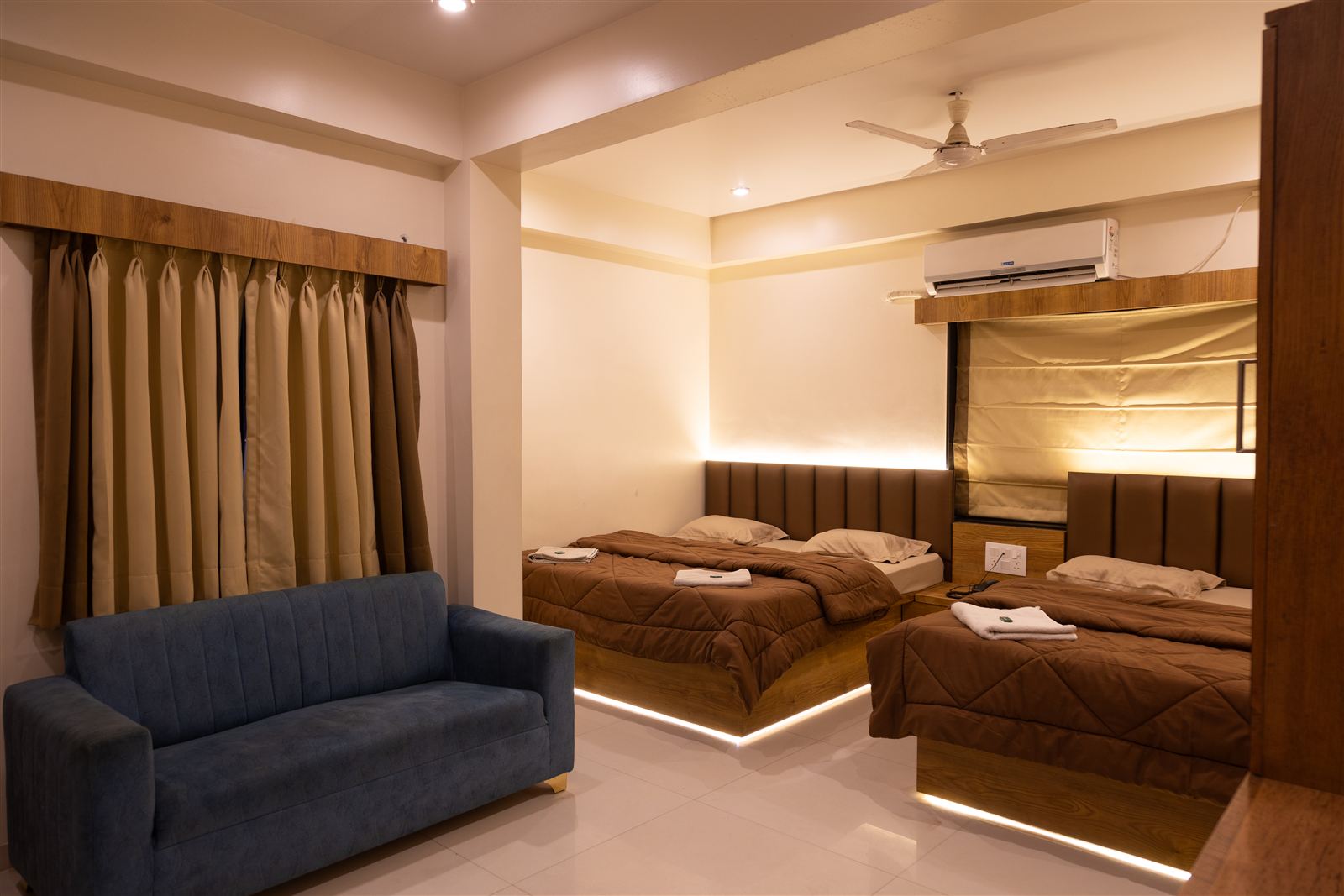 Four bed deluxe room seating